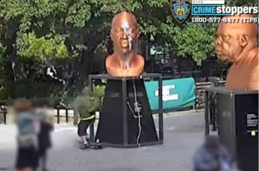 Estátua de George Floyd é vandalizada pela segunda vez