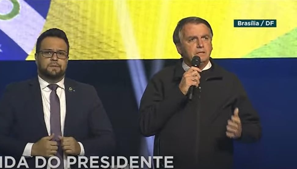 Bolsonaro chora no banho