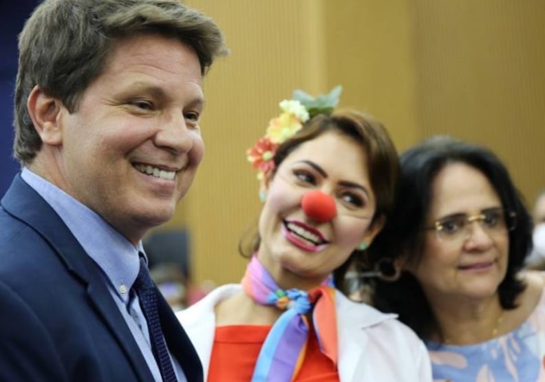Com Michelle vestida de palhaça, governo lança campanha “Respeitável Circo!”