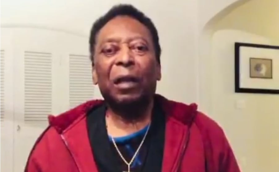 “Disposto a jogar no domingo”, ironiza Pelé, duas semanas após alta