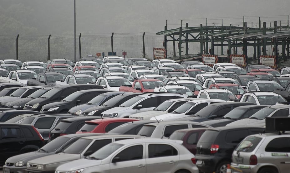 Produção de veículos cresce, mas setor continua em crise
