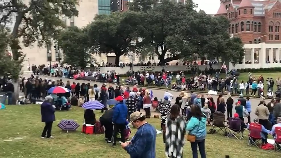 Nos EUA, centenas se reúnem para esperar ressurreição de John Kennedy Jr.