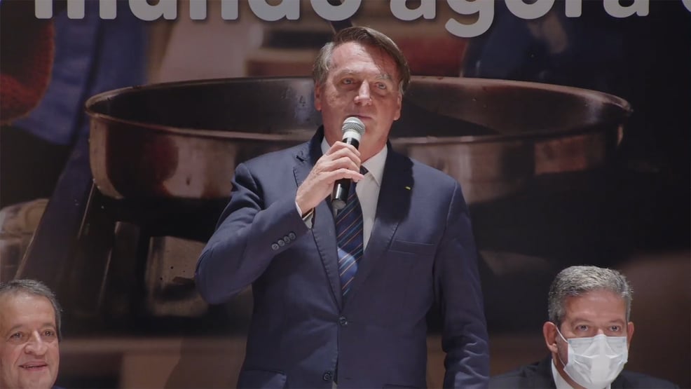 Entre investigados e expoentes do Centrão, Bolsonaro diz: “Estou me sentindo em casa”