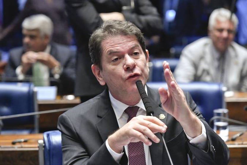 Cid Gomes usa cotão para fretar helicóptero e avião; assessoria não explica