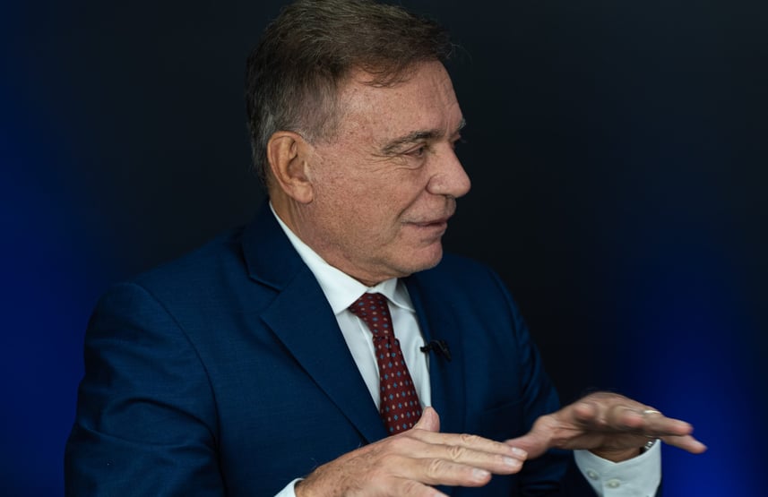 “O caminho do meio continua aberto”, diz Alvaro Dias