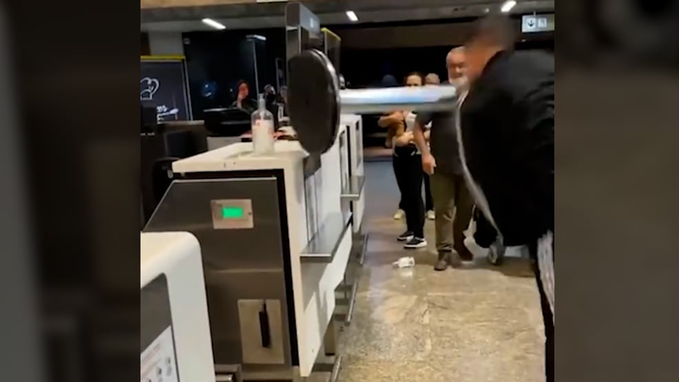 Casal de passageiros quebra guichê em Guarulhos após atraso de voo