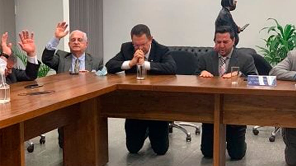 De joelhos, evangélicos oram no Senado por aprovação de Mendonça