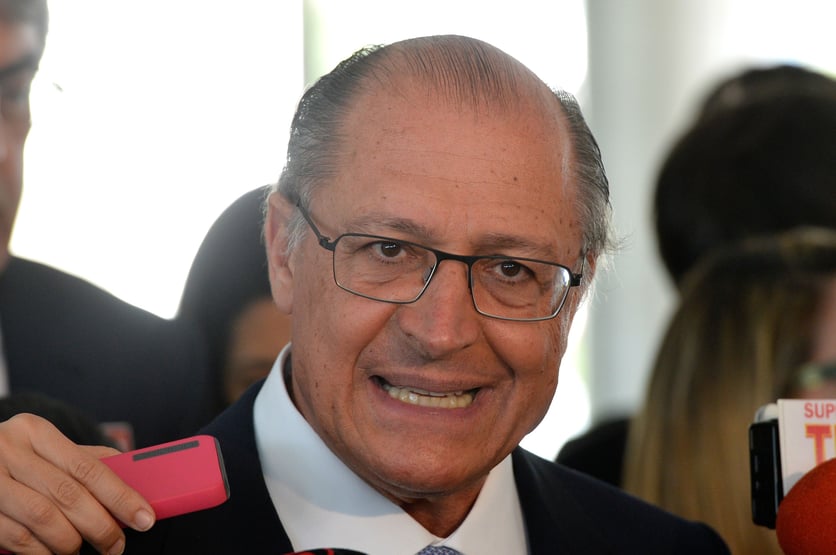 Prestes a deixar PSDB, Alckmin baixa aplicativo para votar nas prévias