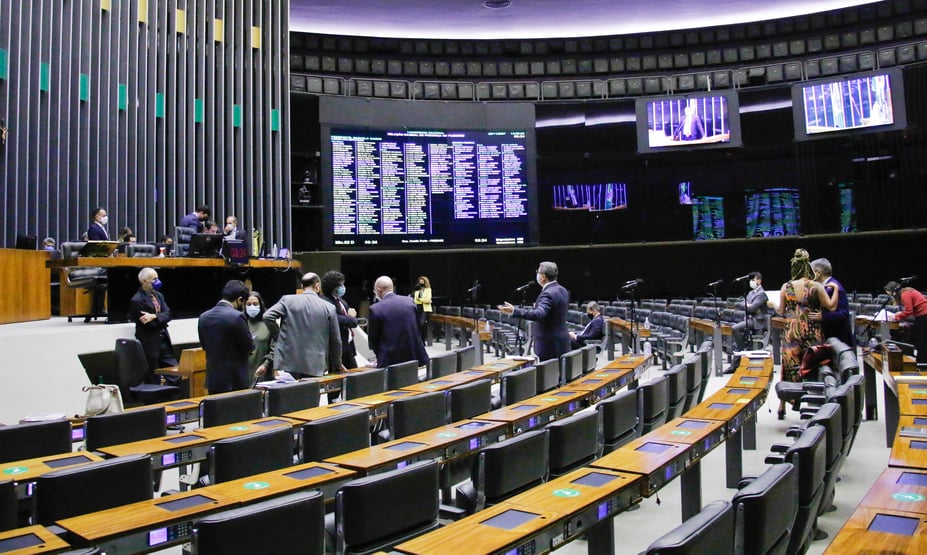 Câmara endossa mudanças e aprova texto-base da PEC dos Precatórios