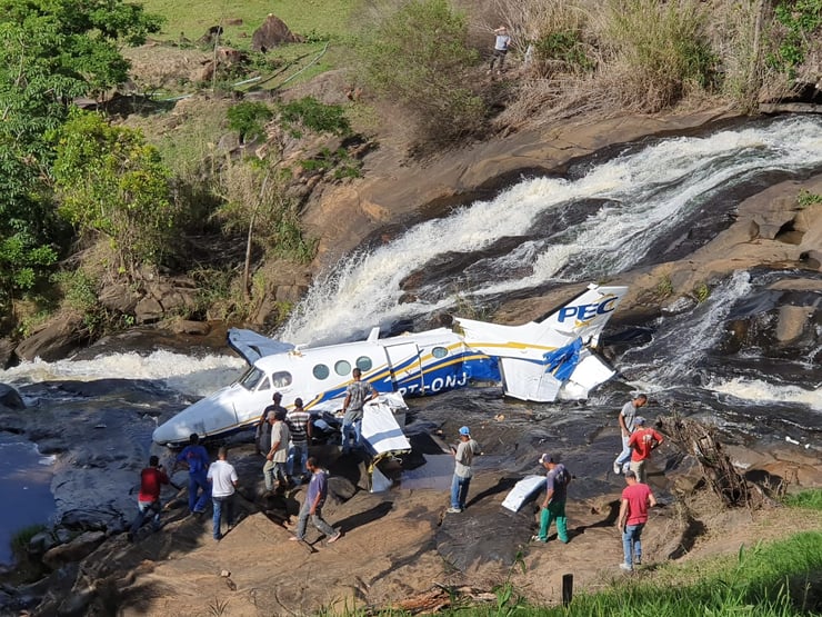 Urgente: avião que levava Marília Mendonça cai no interior de Minas Gerais