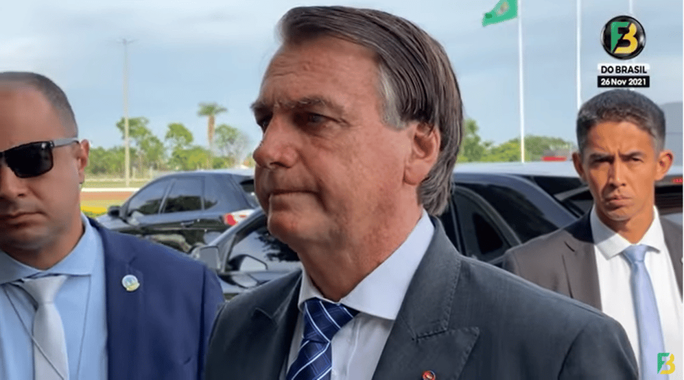 Bolsonaro volta a falar em nova onda de Covid, mas descarta fechar aeroportos