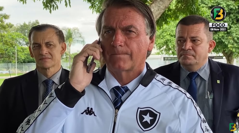 Bolsonaro liga para ministro na frente de apoiadores e pede mudança em concurso da PF