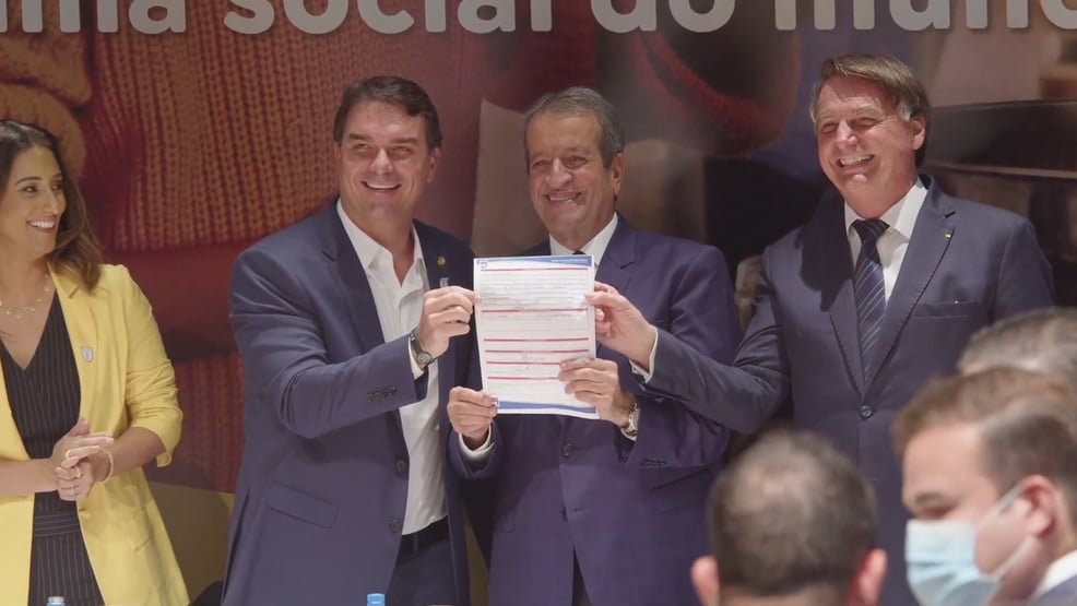 TJ do Rio arquiva denúncia contra Flávio Bolsonaro por rachadinha