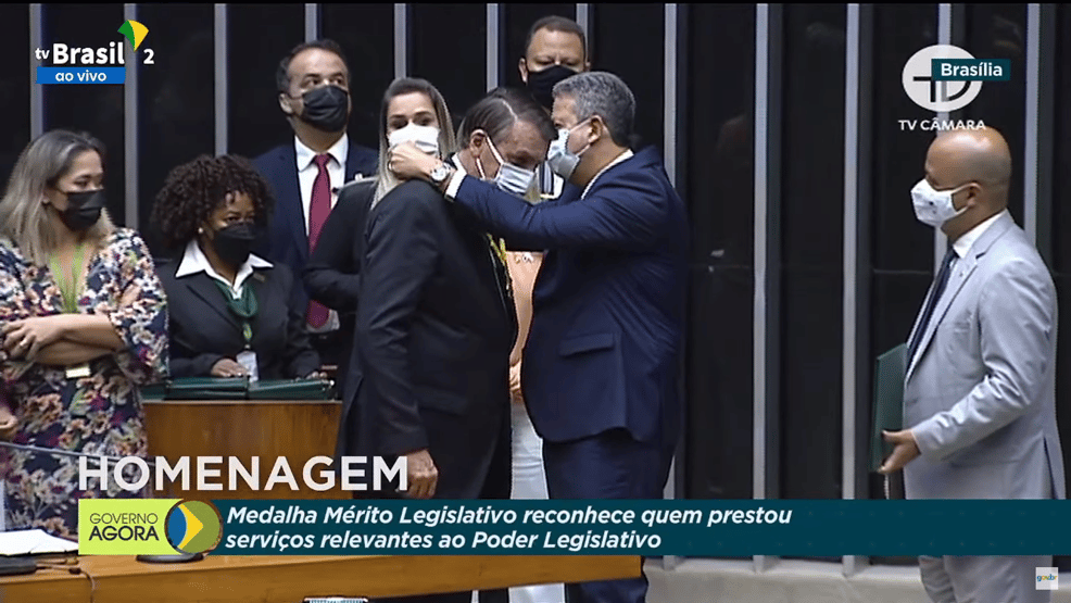 Bolsonaro recebe medalha por prestar relevantes serviços à Câmara