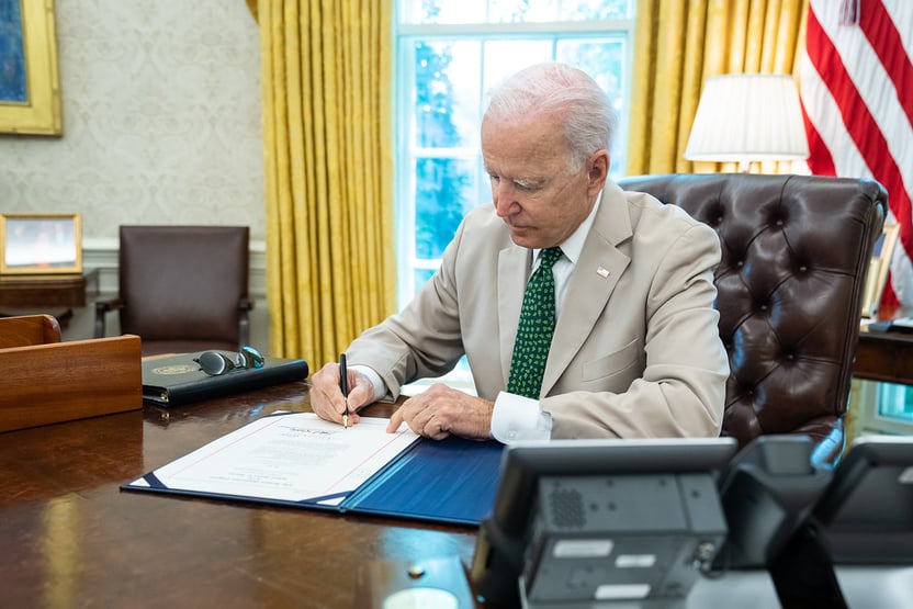 Biden publica norma que obriga vacinas ou testes para empresas com mais de 100 funcionários