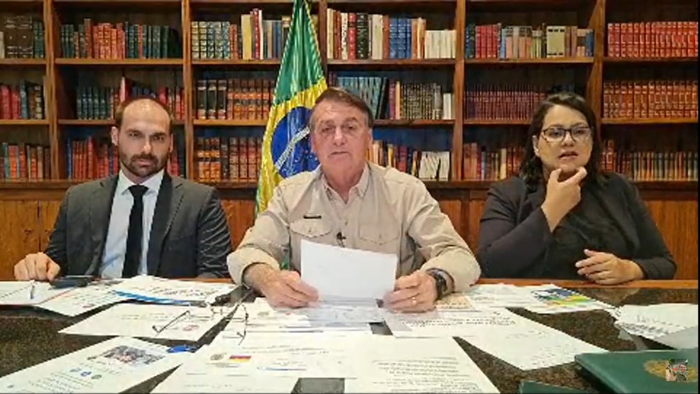 Bolsonaro diz que Amazônia não pega fogo e que críticas são a “mesma xaropada de sempre”