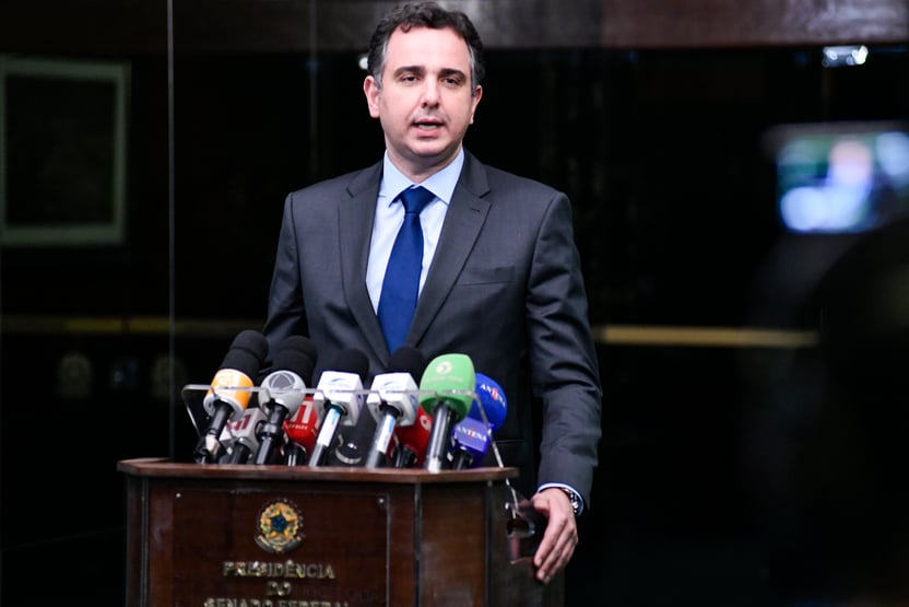 Senadores querem volta do Congresso para fiscalizar vacinação e apagão de dados
