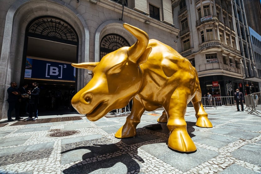 Em semana de inauguração do Touro de Ouro, Bolsa cai e dólar sobe