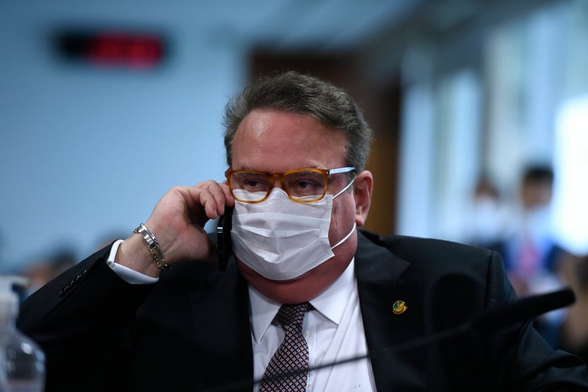 Senador diz que comida era para o gabinete e defende fim do cotão