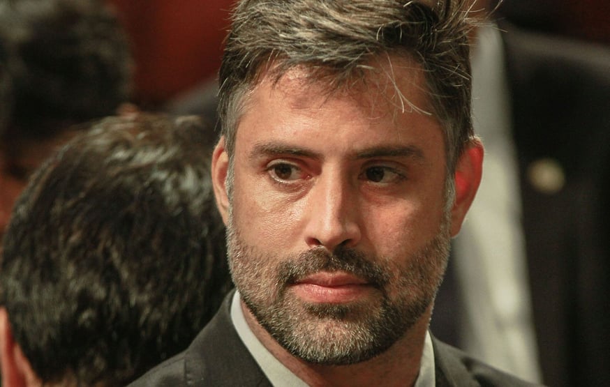De mudança para Podemos, deputado diz que vacina contra Covid é experimental