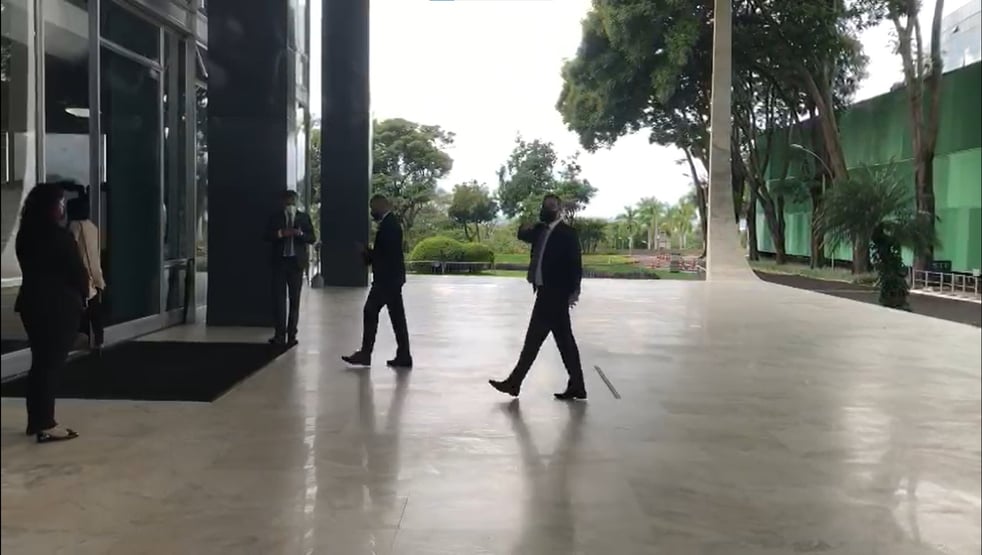 Após aprovação, Mendonça se reúne com Fux