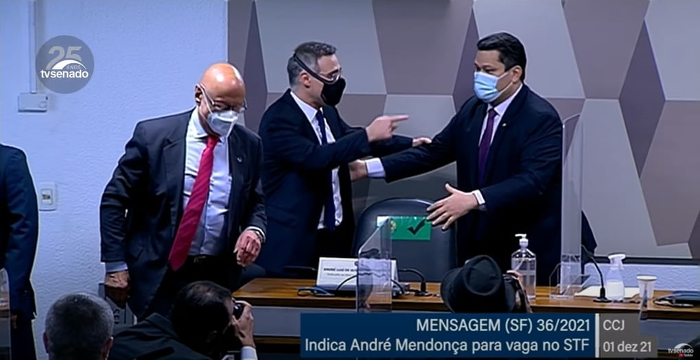 André Mendonça começa sabatina lembrando da família e da carreira