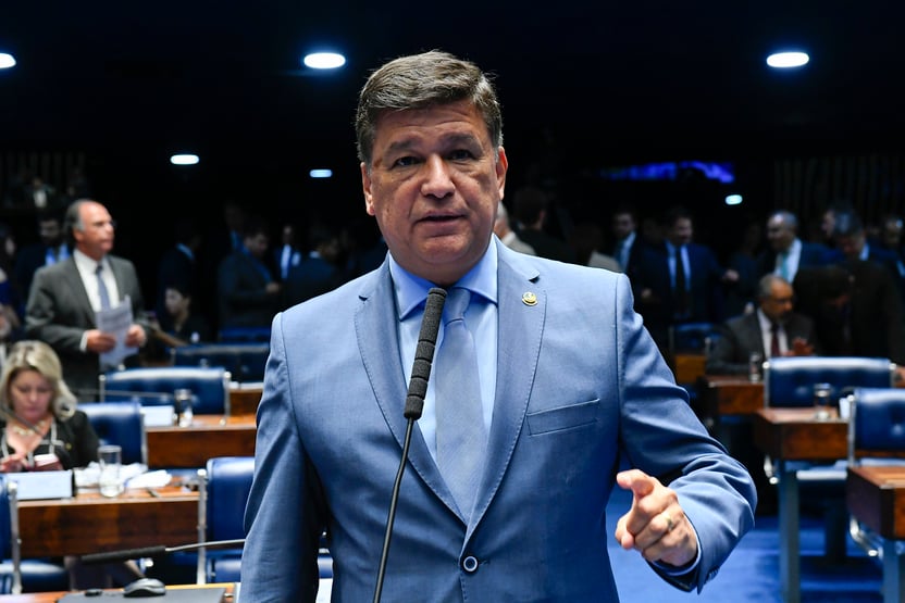 Bolsonaro escolhe Carlos Viana como líder do governo no Senado