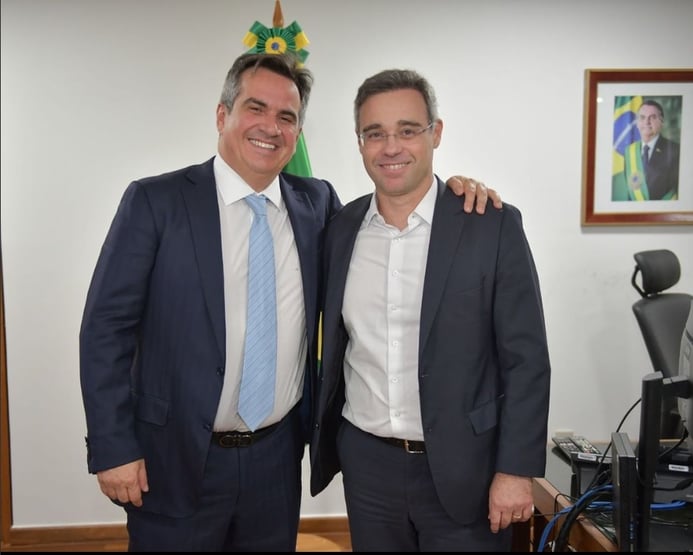 O abraço de Ciro Nogueira em André Mendonça