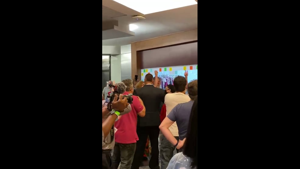 Confusão em lançamento do livro de Moro no Rio