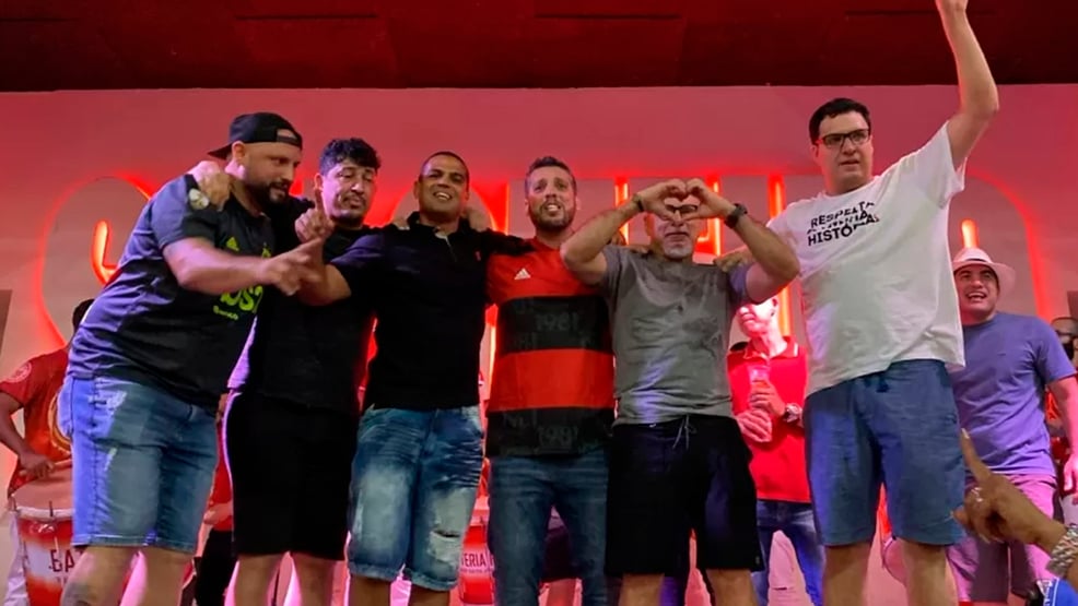 Queiroz de volta —e fazendo coraçãozinho