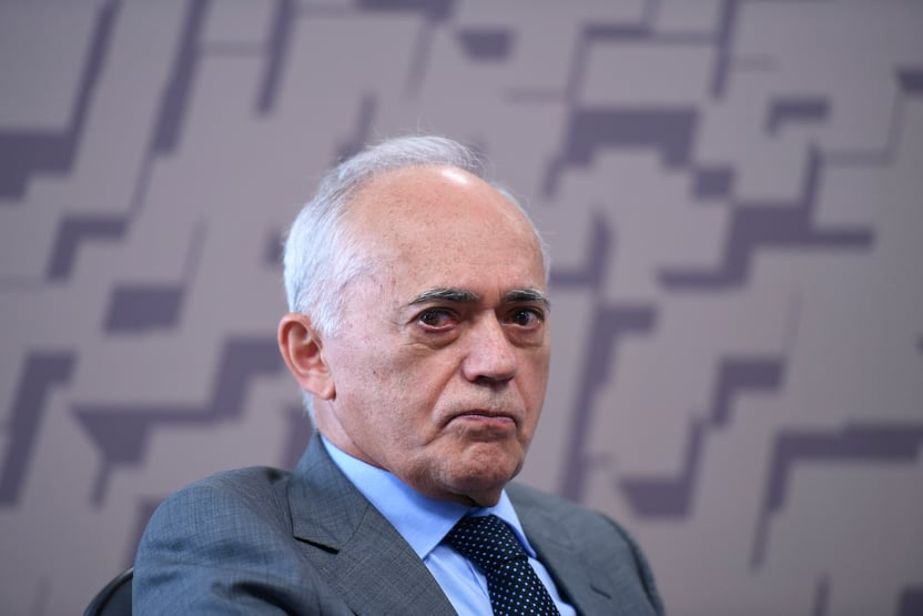 Ministro indicado para embaixada adia julgamento de gastos de Bolsonaro no cartão corporativo