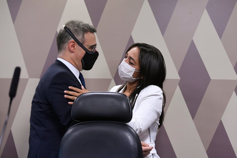 Michelle Bolsonaro comemora aprovação de Mendonça com oração em gabinete