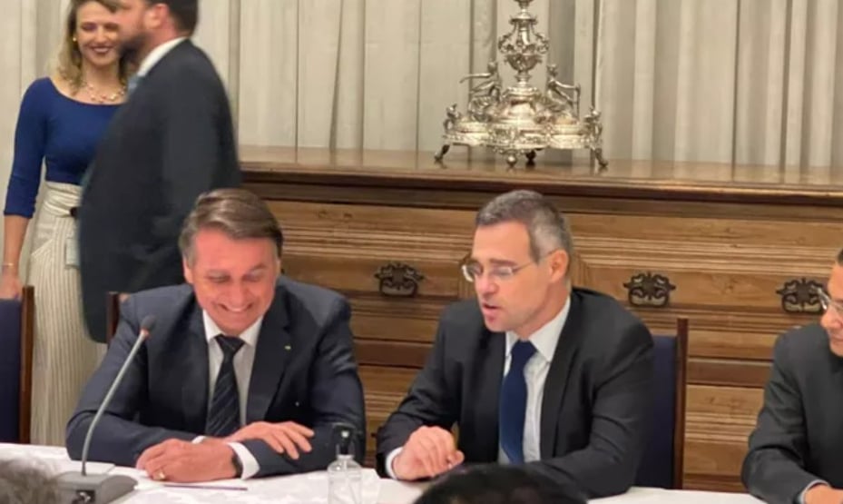 Jantar oferecido por Bolsonaro a Mendonça tem orações e choro de Michelle
