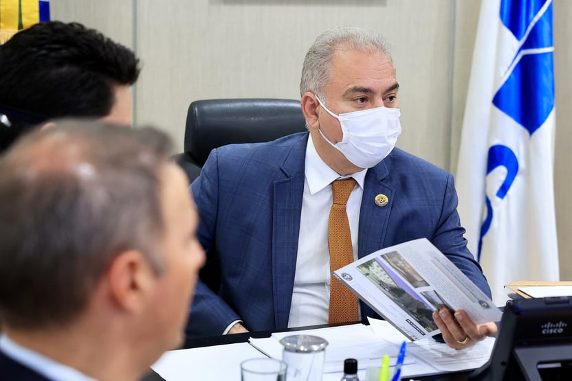 Após dizer que aguardava decisão da Anvisa sobre vacinar crianças, Saúde diz que vai analisar
