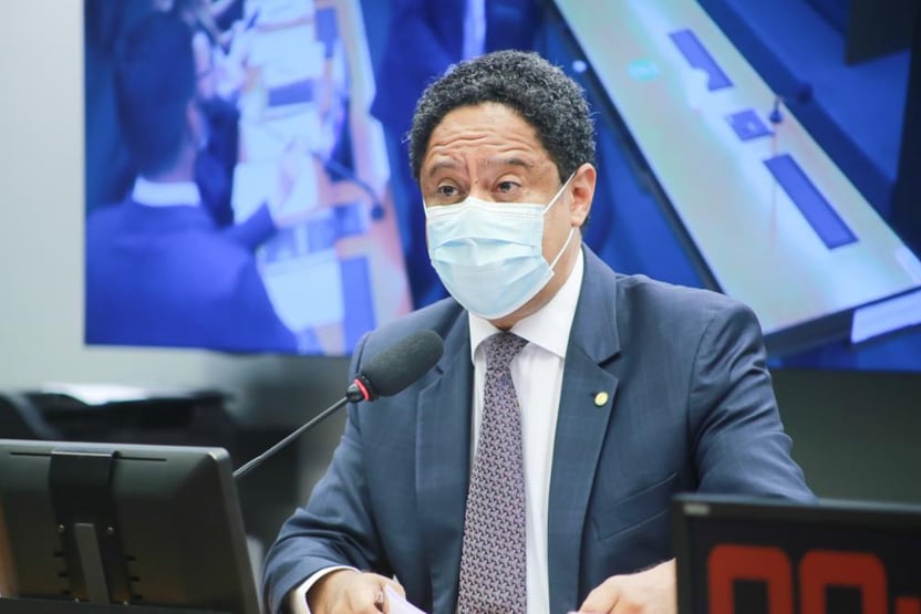 PL das Fake News cria “segundo regime” para políticos, diz pesquisador