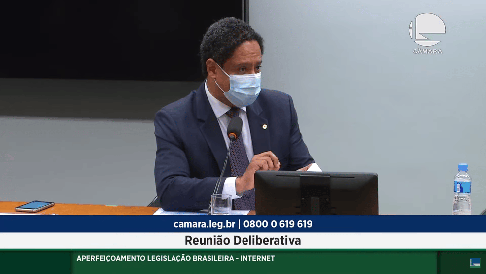Grupo da Câmara aprova parecer de Orlando Silva ao projeto das fake news