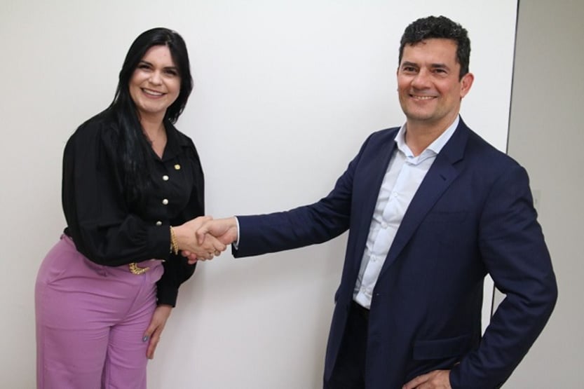 Deputada morista a Bolsonaro: “Siga seu rumo com o Centrão, com os corruptos”