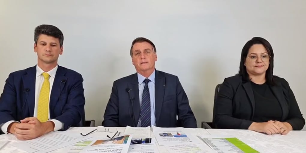 Em live, Bolsonaro recicla denúncias da gestão do PT no BNDES