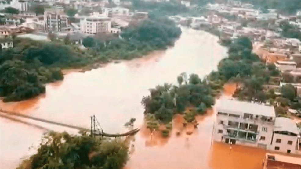 MG: chuva rompe ponte; moradores deixam casas