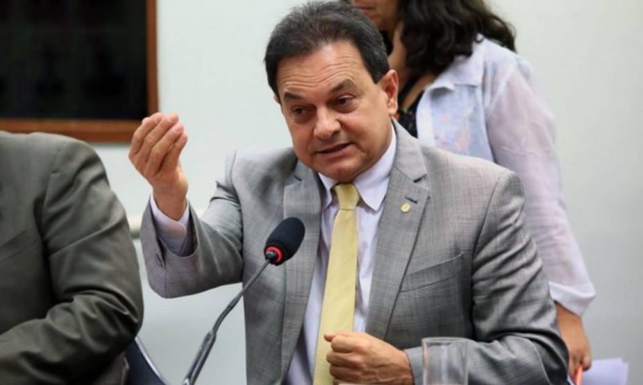 Deputado destinou orçamento secreto a obras que beneficiariam terras da família