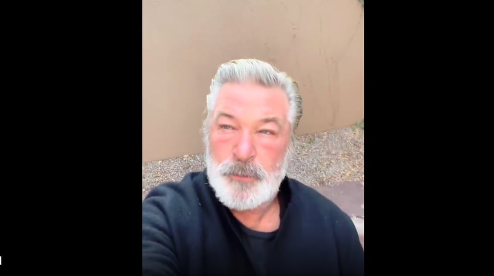 Família de diretora de fotografia morta em set processa Alec Baldwin