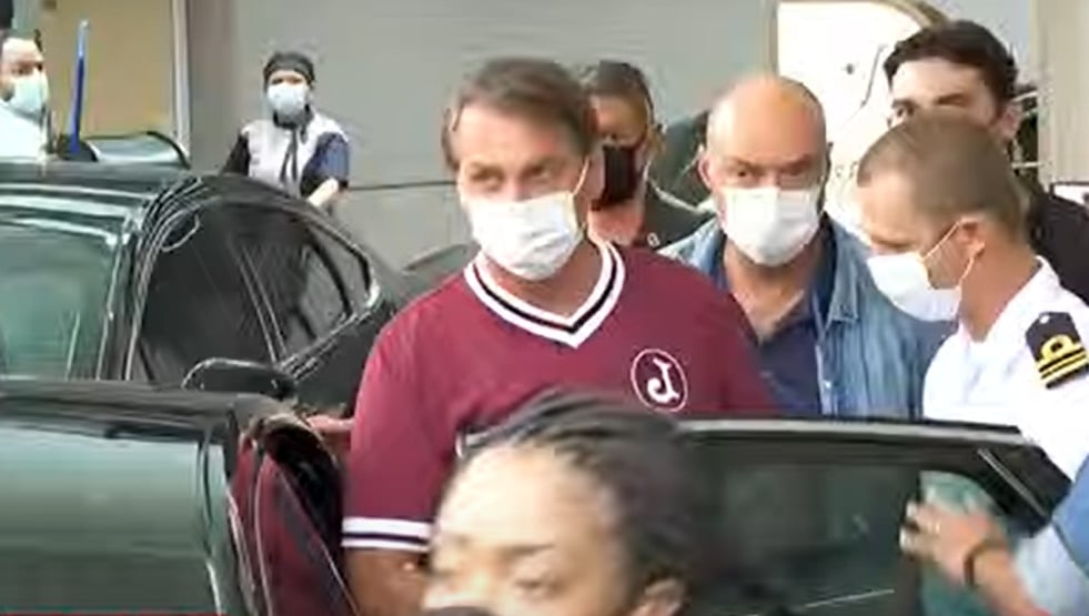 Jair Bolsonaro deixa hospital em São Paulo