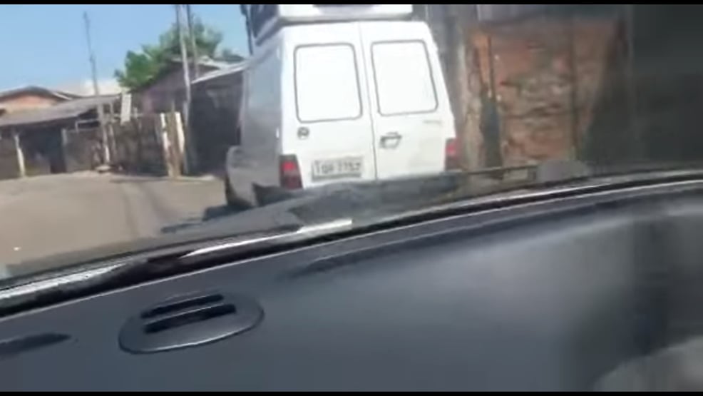Carros de som tocam mensagens antivacina em cidade do RS; assista
