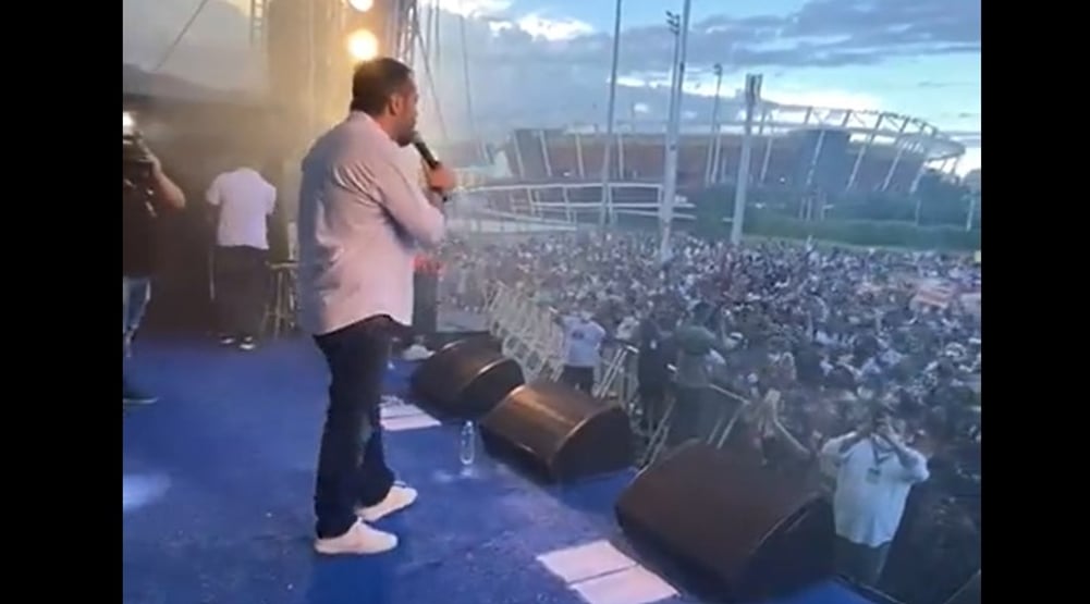 Castro canta em show gospel no Rio de Janeiro; assista