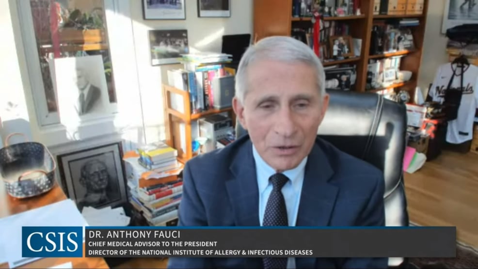 Fauci: Ômicron vai pegar “praticamente todo mundo”