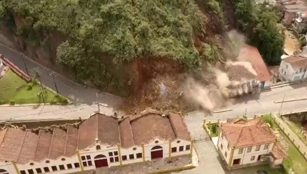 Morro desmorona sobre casarões no centro histórico de Ouro Preto; assista