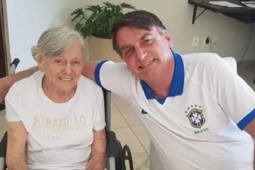 Bolsonaro chega ao Brasil para velório da mãe