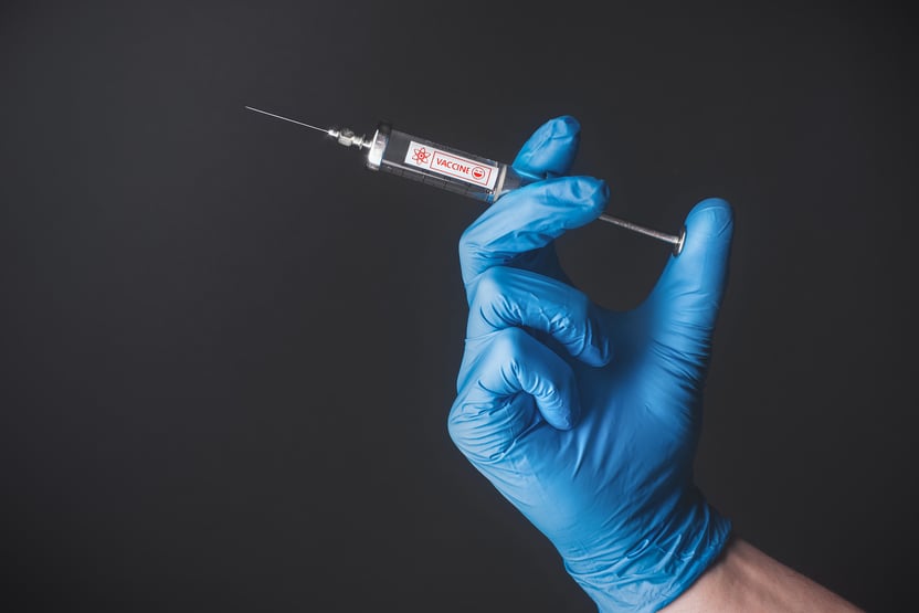 Dose de reforço eleva proteção para 95% em maiores de 50 anos, diz Reino Unido