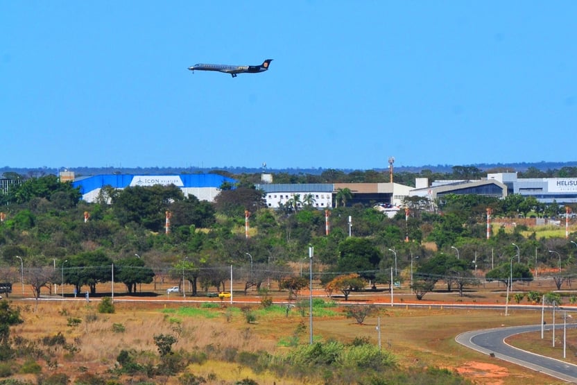 Anatel: faixa do 5G no Brasil é diferente da dos EUA e mais afastada da usada por aviões
