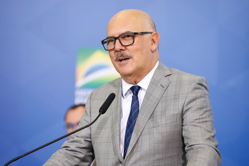 Ministro da Educação diz dar prioridade a amigos de pastor a pedido de Bolsonaro; ouça
